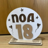 Tarjeta de cumpleaños personalizada en madera con nombre y edad.